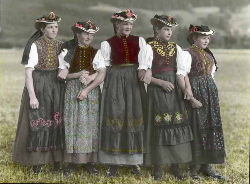 historisches Foto: Mädchengruppe in Tracht
