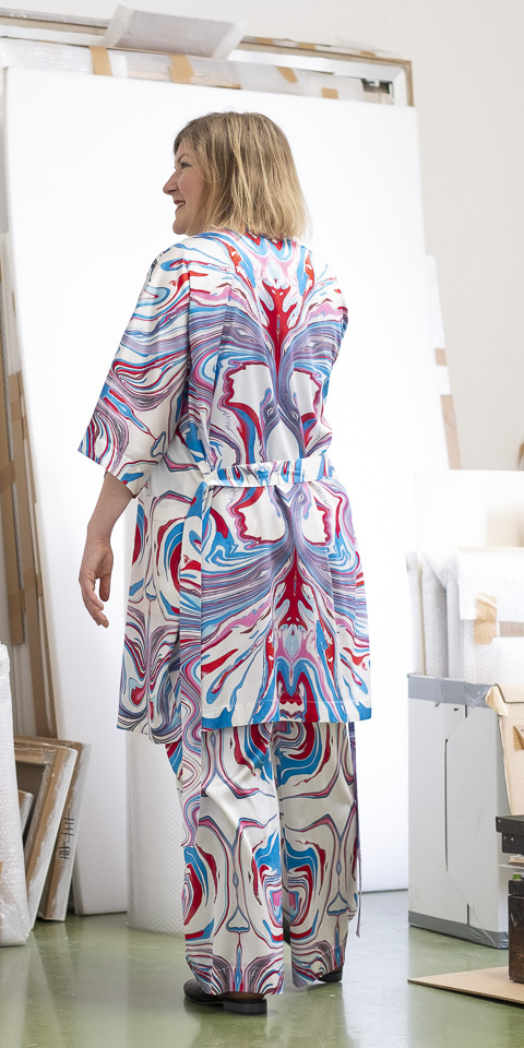 Seidenanzug mit Kimono und Pyjamahose mit abstraktem Print, Rückansicht