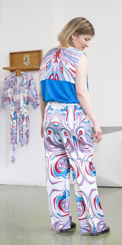 Ärmellose Bluse und Pyjamahose aus Seidensatin mit abstraktem Print, Rückansicht