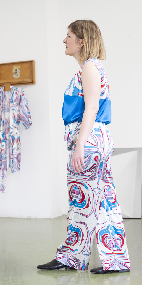 Anzug mit ärmelloser Bluse und Pyjamahose aus Seidensatin mit abstraktem Print, Seitenansicht