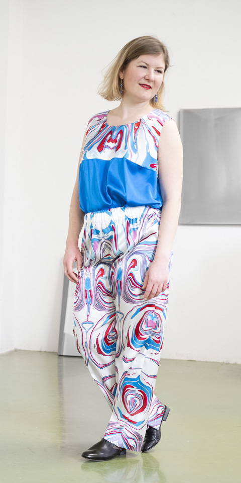 Anzug im Pyjamastil aus Seidensatin mit abstraktem Print, Vorderansicht