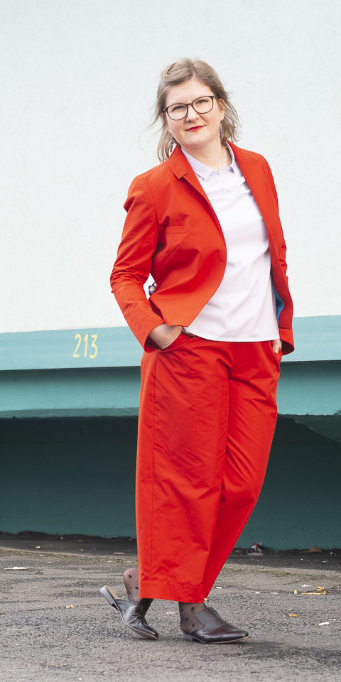 Anzug aus tomatenrotem Baumwollgabardine und Bluse aus hellblauer Baumwolle, Seitenansicht