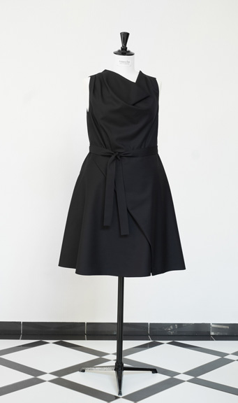 Asymetrisches, dunkelblaues Kleid mit drapiertem Ausschnitt