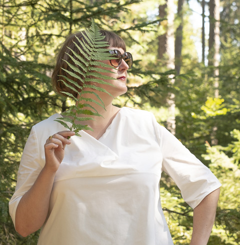 weiße Bluse aus Biobaumwolle mit drapierten Ausschnitt und halblangen Ärmeln, Detail