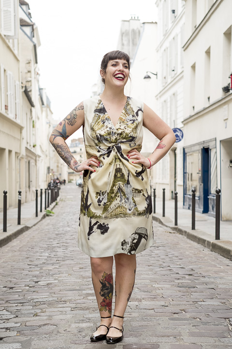 Ärmelloses Kleid mit Drapierung aus einem Woll-Seide-Twill mit Paris-Print