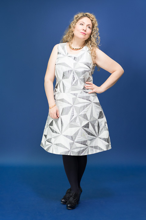 Silbergraues Kleid mit geometrischem Muster