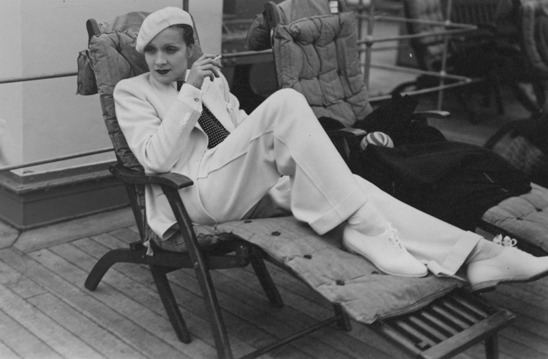 Foto: Marlene Dietrich im weißen Hosenanzug 1933