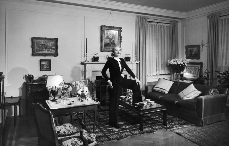 Foto: Marlene Dietrich im Apartment von Hemingway