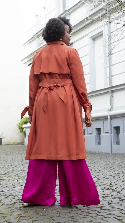 Terracotta-farbener Mantel aus Tencel und Hose aus Seidensatin