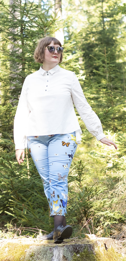 weiße Hemdbluse mit halber Knopfleiste und hellblaue Hose mit Insektenprint aus Biobaumwolle, Vorderansicht